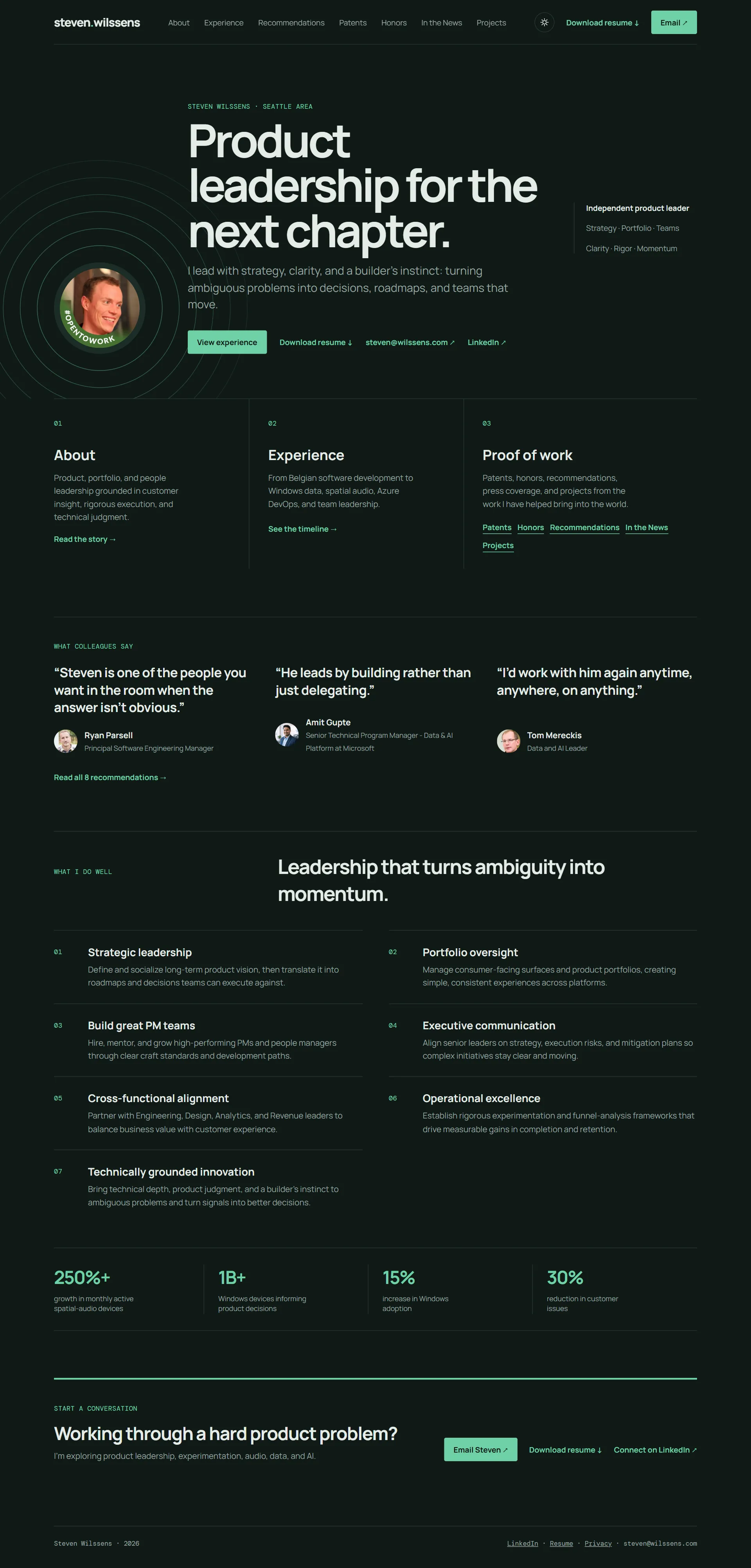 La page d’accueil de steven.wilssens.com : un design vert foncé avec le titre « Product leadership for the next chapter. »